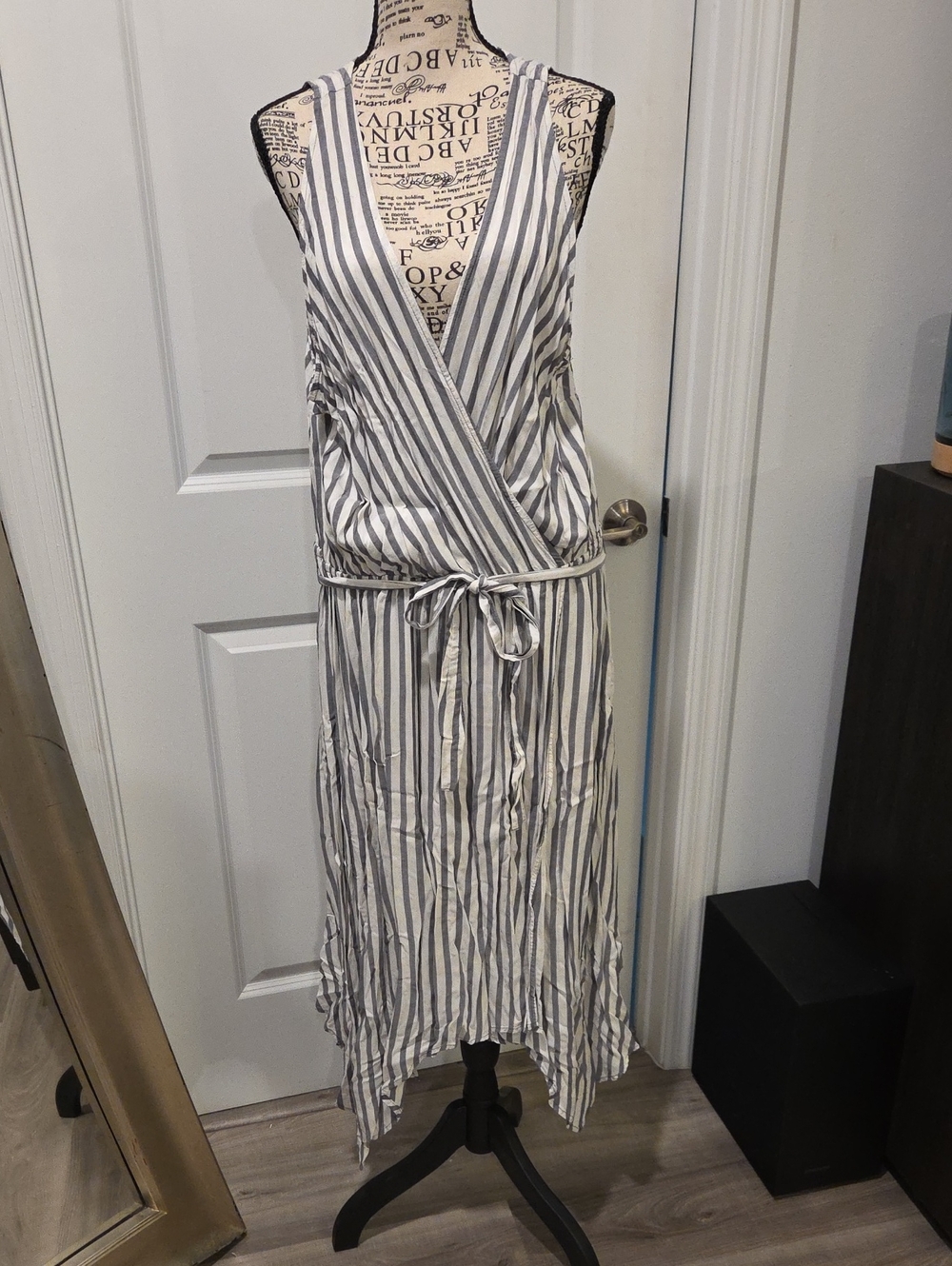 Ava & Viv White and Gray Striped Sleeveless Wrap Dress Size 1X!